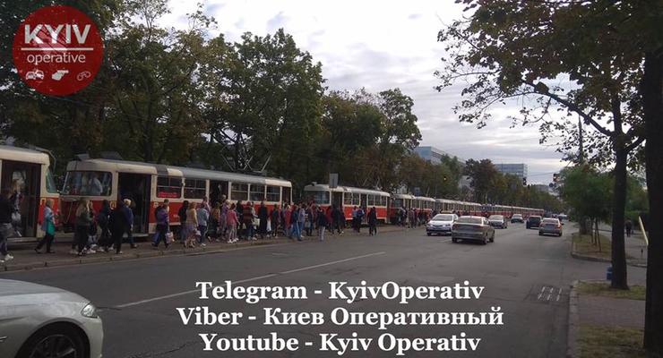 В Киеве водитель спровоцировал ДТП и парализовал движение трамваев