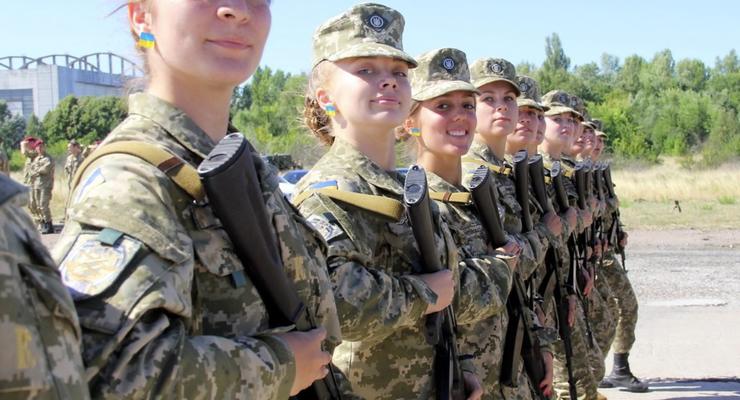 На сайте президента появилась петиция, требующая призывать в армию женщин