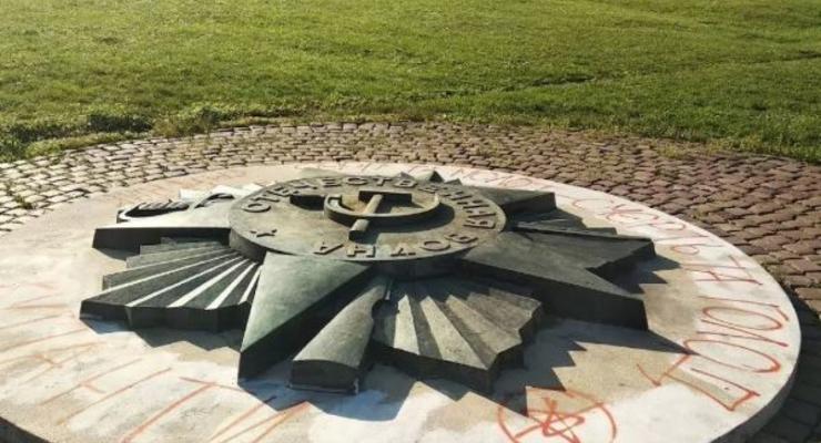 Вандалы повредили советский мемориал на Холме славы во Львове