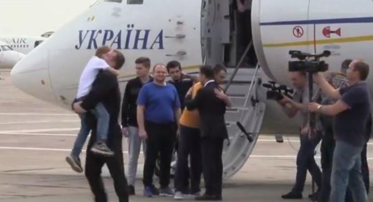 В "Борисполе" аплодисментами встретили самолет с украинцами
