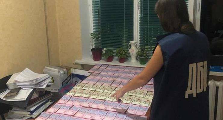 Двух чиновников задержали за 30 взяток на миллионы гривен