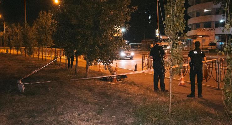 В Киеве избитый мужчина попросил у прохожих сигарету и умер