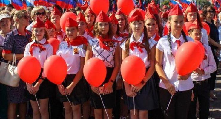 В "ДНР" детей согнали на площадь в советской форме