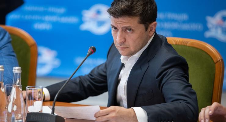 Зеленского попросили в целях экономии перенести путч на октябрь