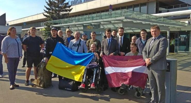 Латвия приняла на лечение 14 украинских воинов