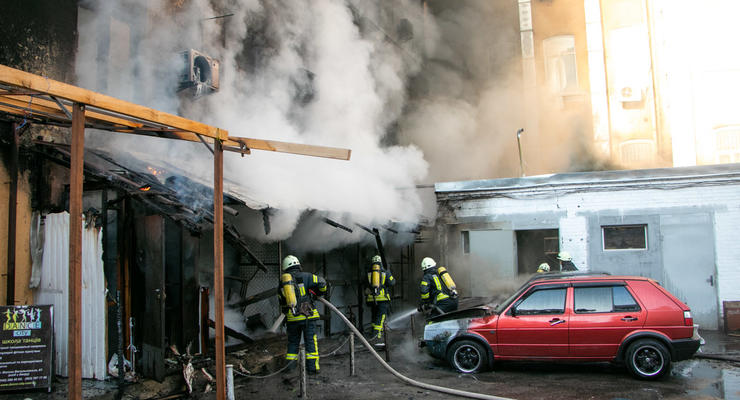 Масштабный пожар в центре Киева: Сгорели авто