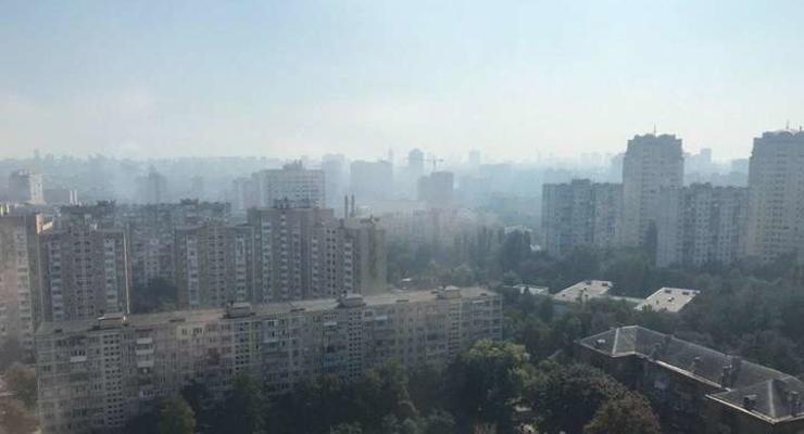 Голосеевский район Киева затянуло дымом: За городом горят торфяники и свалки