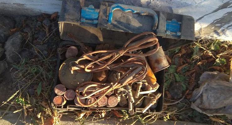 В Константиновке на улице нашли сумку с боеприпасами и тротилом