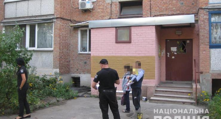 В Харькове мужчина выбросил женщину из окна