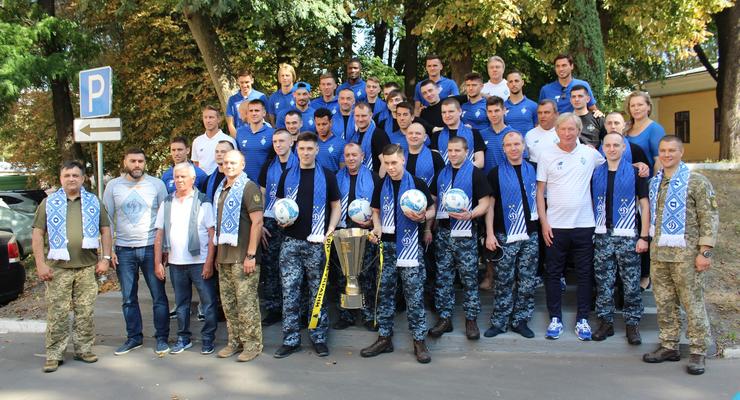 Освобожденных моряков в госпитале проведали футболисты "Динамо"