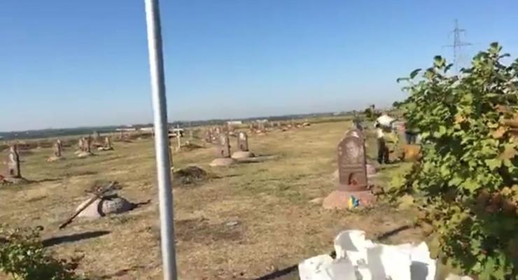 "Им мешает ветер": в Днепре на кладбища сняли флаги с могил погибших воинов