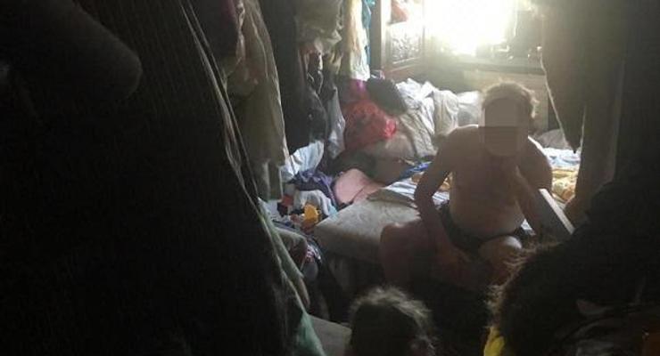 В Киеве в заваленной мусором квартире нашли 2-летнюю девочку