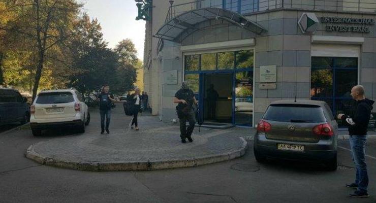 Силовики обыскивают банк Порошенко в Киеве: Что происходит