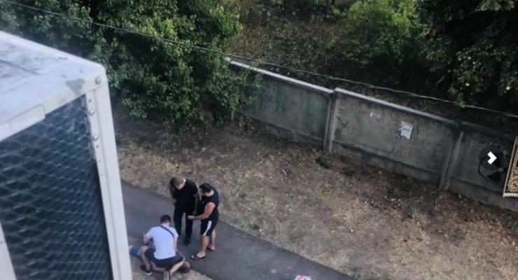 В Черкассах двое полицейских избивали задержанного на кладбище