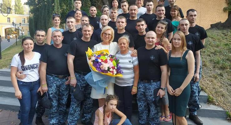 Освобожденные моряки из госпиталя отправляются в Одессу