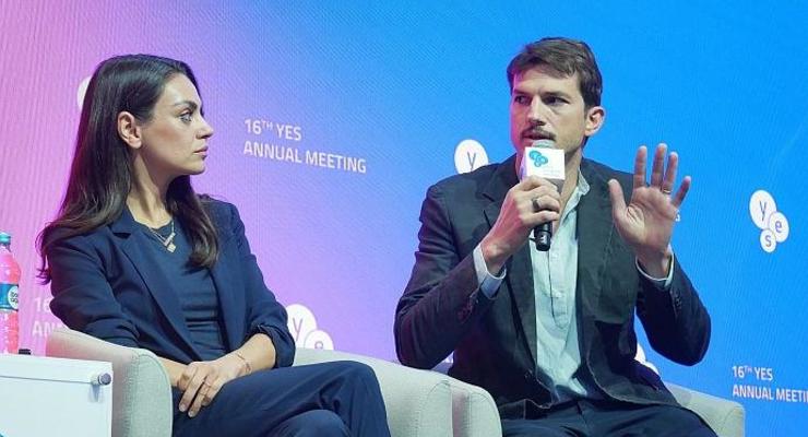 Мила Кунис и Эштон Кутчер стали гостями форума YES в Киеве