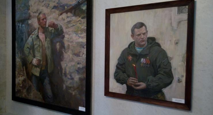 В Крыму устроили выставку портретов убитых боевиков "ЛДНР"