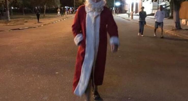 Из отпуска вызвали: По Белой Церкви гулял Дед Мороз в тапочках