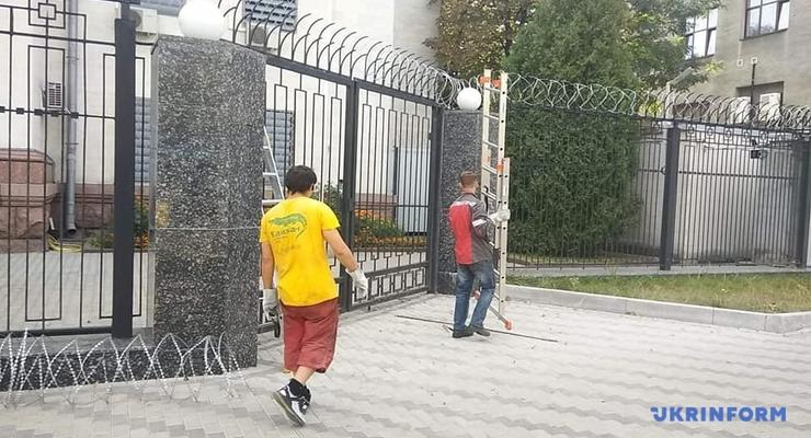 Посольство РФ в Киеве освобождают от колючей проволоки