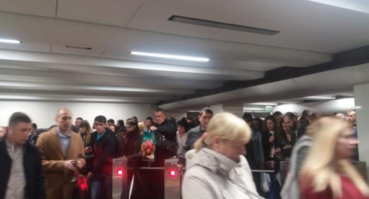 Транспортный коллапс: На станции киевского метро "Святошин" давка