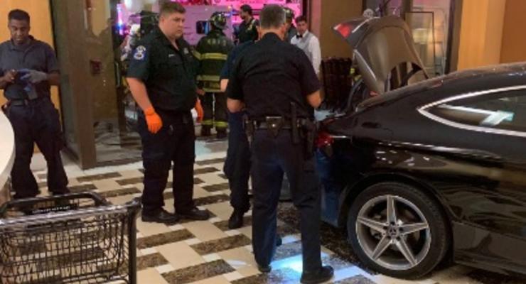 Автомобиль протаранил башню Trump Plaza в США, есть пострадавшие