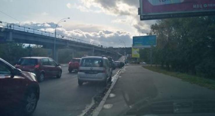 Мост метро в Киеве закрыли: Мужчина вышел из авто и кричит, что все взорвет