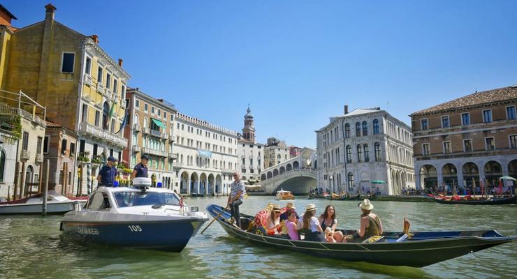 Голые туристы искупались в канале в Венеции и заплатили 3000 евро