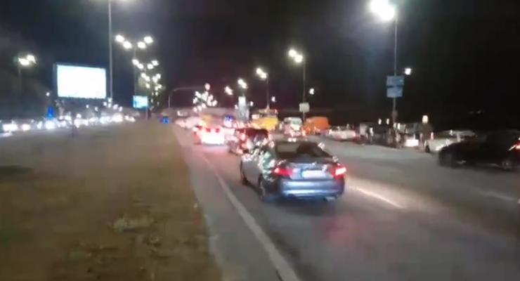 Движение на мосту метро в Киеве частично возобновили