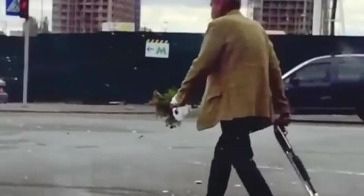 По Киеву гулял мужчина с букетом цветов и ружьем