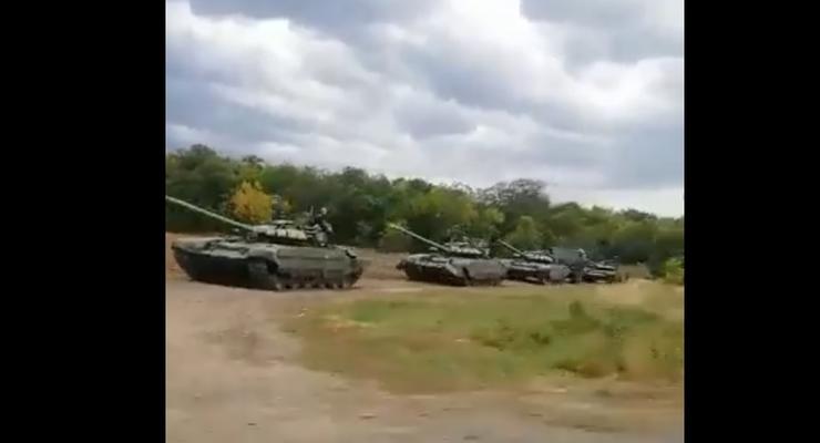 Рядом с украинской границей заметили колонну российских танков