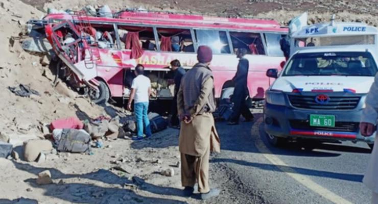 В Пакистане автобус врезался в холм: 26 жертв