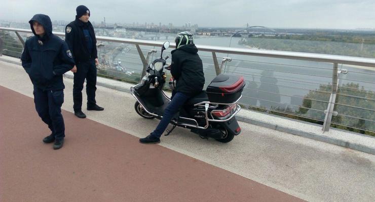 На "мосту Кличко" задержали пьяного водителя мопеда
