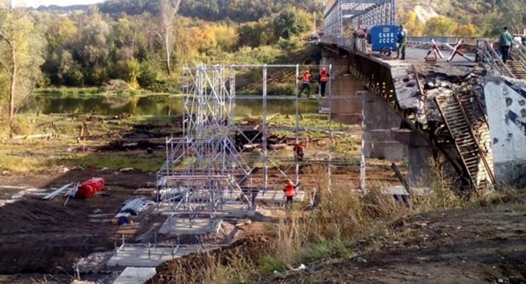 В Станице Луганской строят временный обходной мост