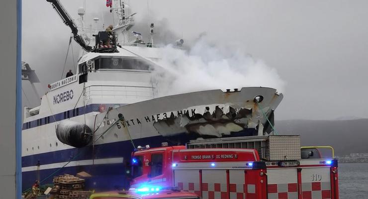 В порту в Норвегии загорелся российский траулер