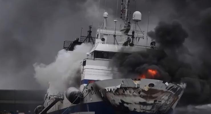 В Норвежском порту сгорел и затонул российский траулер