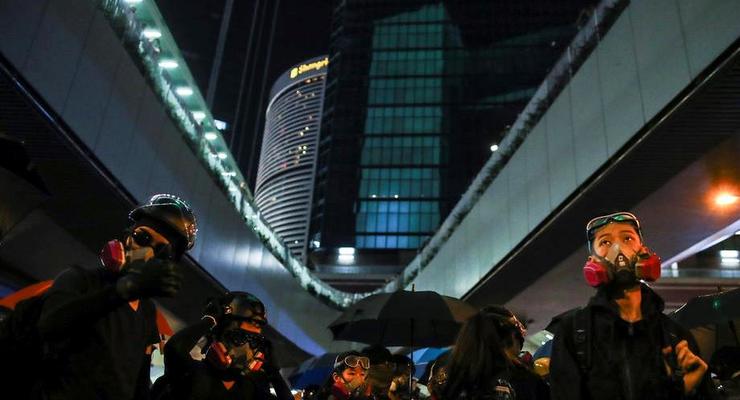Правительство Гонконга атаковали "коктейлями Молотова"