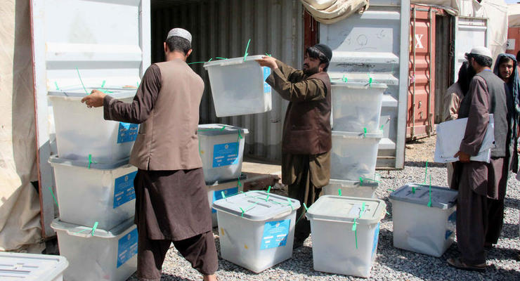 Выборы в Афганистане: Выкрали членов избиркома