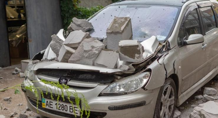 В Днепре с новостройки упали бетонные блоки и раздавили авто