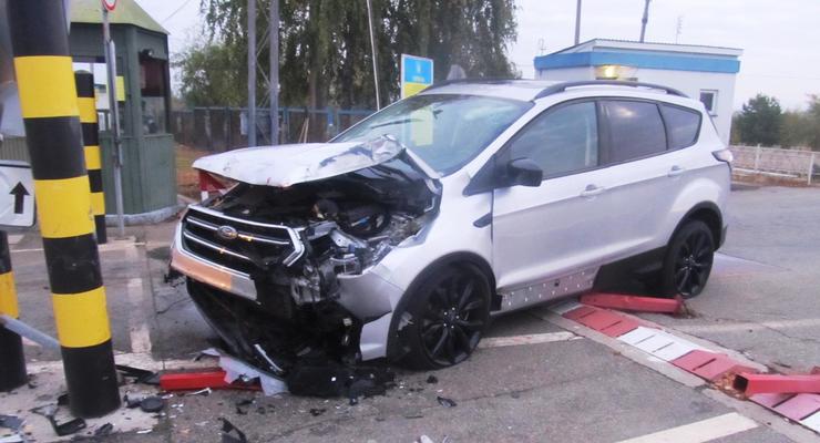 Разбил авто и повредил инфраструктуру: украинец прорывался через границу в Беларусь