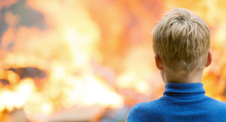 Опасный челлендж в соцсетях: 10-летний мальчик поджег сестру в Черкассах