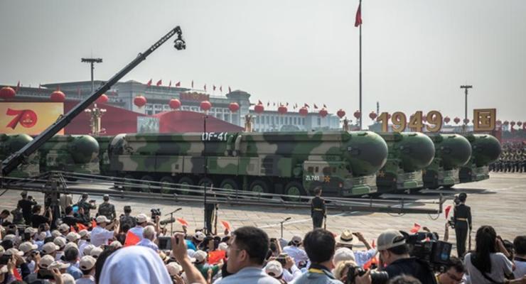 Китай показал на параде новые ракеты и другое оружие
