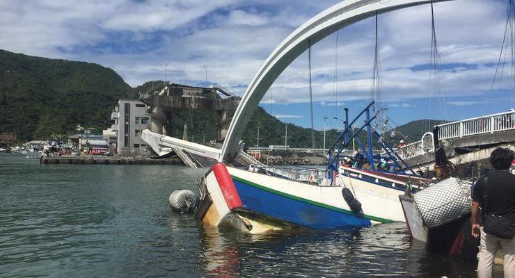 На Тайване рухнул мост в порту: 10 пострадавших