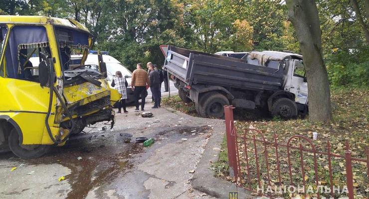 Под Львовом столкнулись грузовик и маршрутка: 10 пострадавших