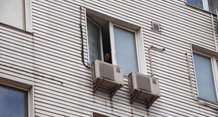В Киеве женщина выбросилась из окна на глазах у сына
