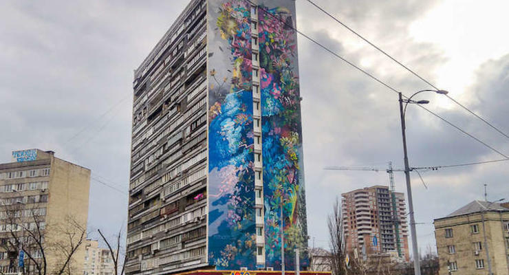 На доме в Киеве уничтожили масштабный мурал американского художника