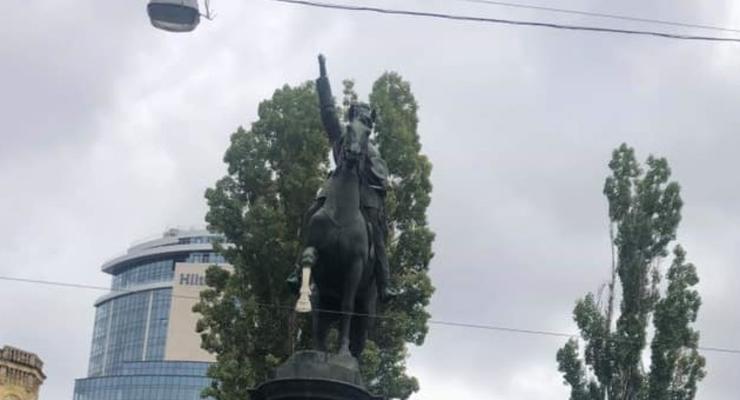 В центре Киева открыли памятник Щорсу