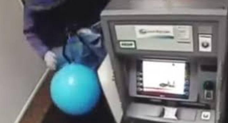 Под Харьковом пытались вскрыть банкомат с помощью шариков