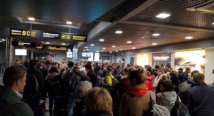 Десятки украинцев застряли в аэропорту Латвии