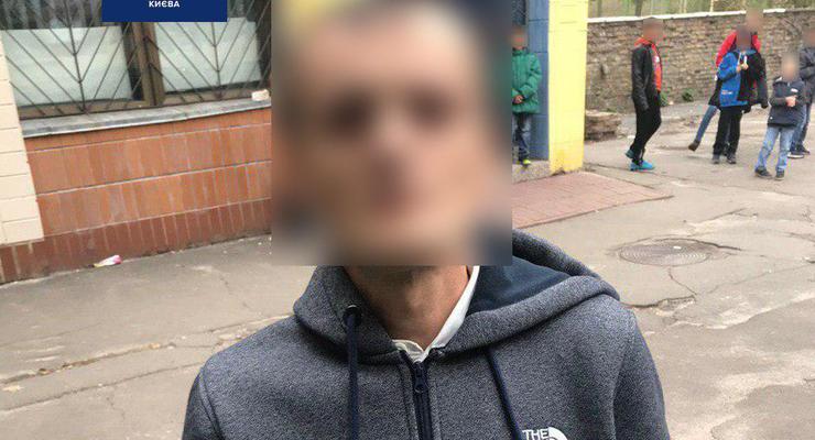 Наркоман со шприцем прогнал детей из площадки: в Киеве произошло ЧП