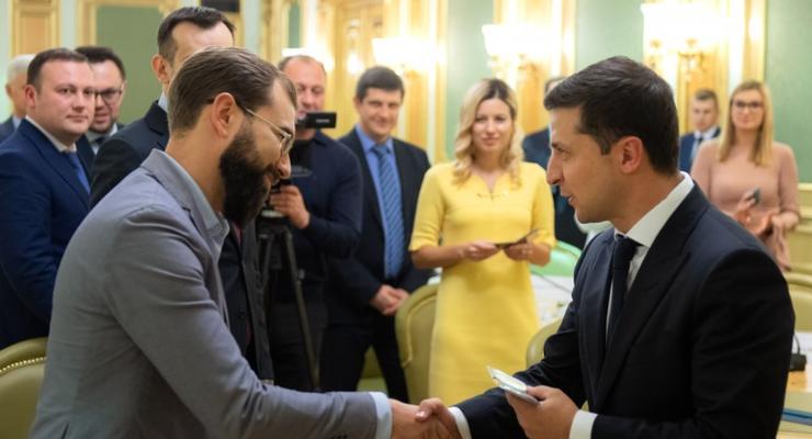 Зеленский выдал удостоверения новым членам ЦИК